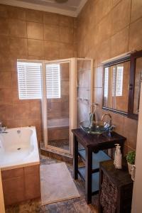 La salle de bains est pourvue d'une baignoire, d'un lavabo et d'une baignoire. dans l'établissement SUMMER PLACE, à Harrismith