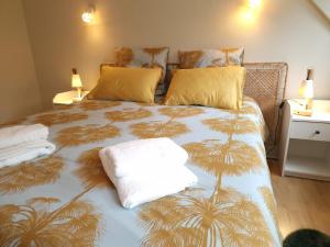Un dormitorio con una cama con palmeras. en Bonheur dans le Finistère cosy jardin 2-8 pers en Névez