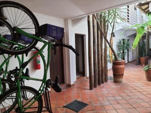 una bicicletta verde parcheggiata accanto a un edificio di Pousada Porto Fino a Cabo Frio