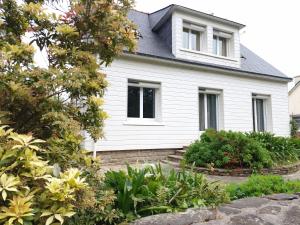 a white house with a garden in front of it at Bonheur dans le Finistère cosy jardin 2-8 pers in Névez