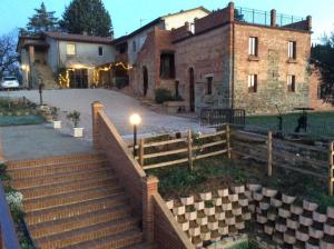 una casa con escaleras frente a un edificio en Fattoria di Pieve Pagliaccia - Cantina Brugnoni, en Perugia