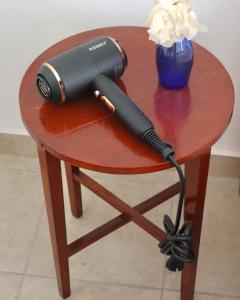 un secador de pelo negro sobre una mesa en 2 Ambelia paradise, en Megalochori
