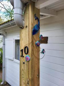 un poteau en bois avec une décoration d'oiseau dessus dans l'établissement Chalet-dordogne B10 camping Château Le Verdoyer - Champs Romain, Dordogne, à Puyhardy 96 autres photos