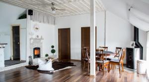 EcoSilini : غرفة معيشة مع طاولة ومدفأة