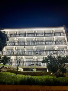 un grande edificio bianco con molti balconi di Hotel Villa Garden Ulcinj-Ulqin a Ulcinj