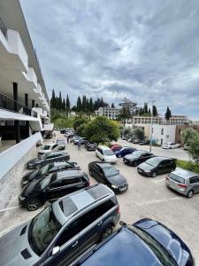 een stel auto's geparkeerd op een parkeerplaats bij Hotel Villa Garden Ulcinj-Ulqin in Ulcinj
