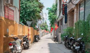 uma fila de motas estacionadas num beco estreito em Hotel Hoàng Thịnh em Da Nang