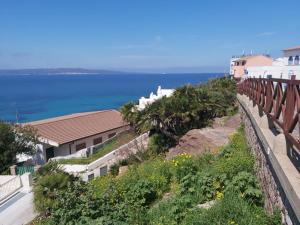 vistas al océano desde una colina con casas en Appartamento vista mare, en Calasetta