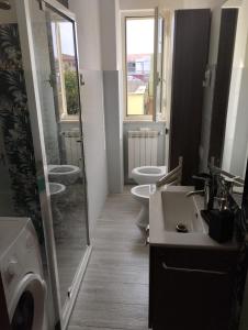 ein Badezimmer mit 2 Waschbecken und 2 WCs in der Unterkunft Villa Lucia in Sabaudia