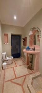 La salle de bains est pourvue de toilettes et d'un lavabo. dans l'établissement villa Marrakech raja, à Marrakech