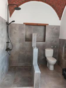 La salle de bains est pourvue d'une douche et de toilettes. dans l'établissement The Roof by Barefoot in Tunis, à Tunis