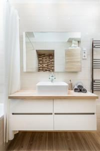une salle de bain avec un lavabo et un miroir dans l'établissement Csengery Deluxe Home with Balcony, à Budapest 28 autres photos