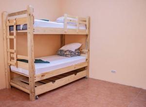 מיטה או מיטות קומותיים בחדר ב-Casa la Ermita