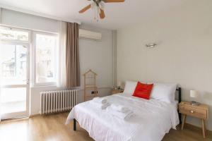 Postel nebo postele na pokoji v ubytování Large Airy Cool & Cozy 2BR w ACs and Balcony