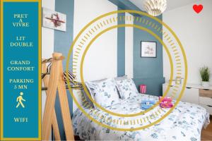 a bedroom with a bed with a circular bed frame at Le CITY BREAK - halte idéale en hypercentre in Blois