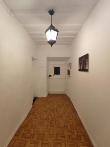 un corridoio vuoto con una luce appesa al soffitto di Historic Torres Vedras a Torres Vedras