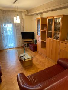 un soggiorno con divano in pelle e tavolo di Apartman Luka + FREE parking a Zara (Zadar)