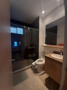 y baño con ducha, aseo y lavamanos. en Apartamento Reserva Del Mar, en Santa Marta