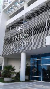 un edificio con un cartel en el costado en Apartamento Reserva Del Mar, en Santa Marta