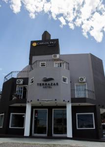 un bâtiment avec un panneau à l'avant dans l'établissement Hotel Terrazas by CPH, à Villa Carlos Paz