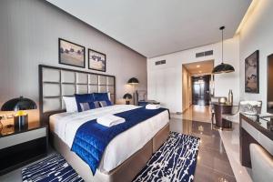 a large bedroom with a large bed and a bathroom at 5* Studio, 10min walk to Dubai Mall, 1min Bay Sqr in Dubai
