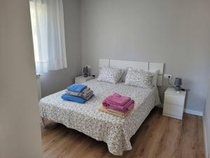1 dormitorio con 1 cama con 2 almohadas en Casa Julio, bonita casa reformada con terraza y jardin privado, en Riezu