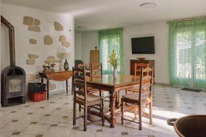 comedor con mesa, sillas y chimenea en Maison provençale dans un cadre bucolique, en Grignan