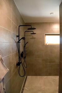 y baño con ducha con cabezal de ducha. en Kassikäpa villa en Haapsalu