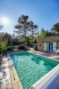 una piscina en el patio trasero de una casa en Maison provençale dans un cadre bucolique, en Grignan