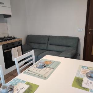 uma sala de estar com uma mesa e um sofá em Da Carla Dolomiti Val di Zoldo em Val di Zoldo
