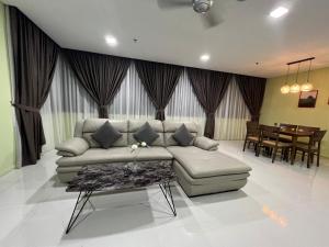 ein Wohnzimmer mit einem Sofa und einem Esszimmer in der Unterkunft Mercu Summer Suites KLCC by SS Residence in Kuala Lumpur