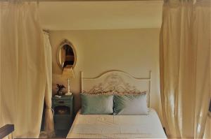 カナリにあるKanali Villa Sofiaのベッドルーム1室(白いベッド1台、カーテン、テーブル付)
