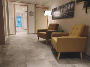 a lobby with two chairs and a waiting room at Hotel Sonnenhof - Superior in Zwiesel