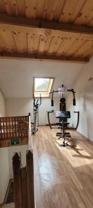 een kamer met een fitnessruimte en een bureau. bij Ferienwohnung Biohof Untermar in Obervellach