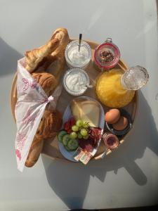 una mesa cubierta con una bandeja de pan y verduras en NOUS, en Agel