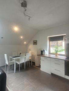 een keuken met een tafel en stoelen en een eetkamer bij Ferienwohnung Biohof Untermar in Obervellach