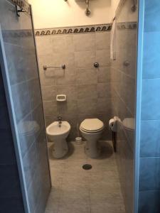 La petite salle de bains est pourvue de toilettes et d'un lavabo. dans l'établissement Corte De Ritis, à Giovinazzo