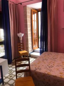 - une chambre avec un lit et une fenêtre dans l'établissement Corte De Ritis, à Giovinazzo