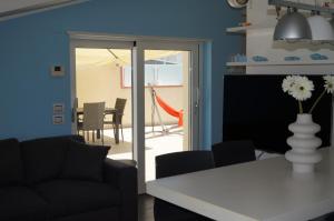 sala de estar con sofá y mesa en Terrazza Azzurra, en Vasto