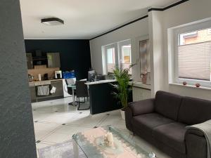 KM Apparts 2 Wesel في فيسيل: غرفة معيشة مع أريكة وطاولة