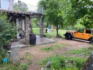 un camion giallo parcheggiato di fronte a una casa di Agriturismo Pranu a Sorgono