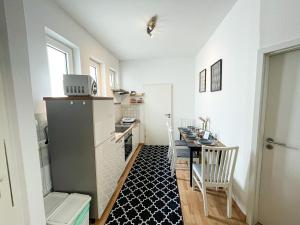 Una pequeña cocina con una mesa y un refrigerador. en Sweet Dream in The City, en Bremen