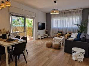 - un salon avec un canapé et une table dans l'établissement מאנטה manta דירת נופש באילת, à Eilat