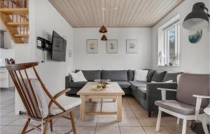 Stenbjergにある5 Bedroom Stunning Home In Snedstedのリビングルーム(ソファ、テーブル付)