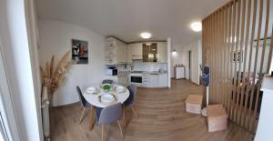 コペルにあるHarmony Apartment Koperのダイニングルーム、キッチン(テーブル、椅子付)