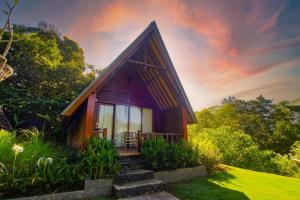 a small cabin in the middle of a field at Bintang House in Kintamani