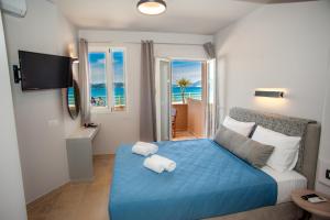 阿爾戈斯托利的住宿－Egialion Iqia，一间享有海景的卧室,配有一张蓝色的床