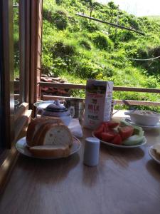 una mesa con pan y una caja de leche en B & B Juta, en Kazbegi