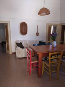 Dai colli al mare في Antonelli: غرفة معيشة مع طاولة وكراسي خشبية
