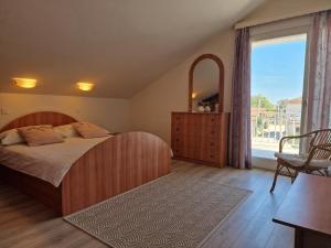 比奧格勒納莫魯的住宿－Holiday Home Lucija，一间卧室设有一张床和一个大窗户